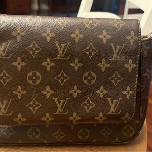 Louis Vuitton purse
